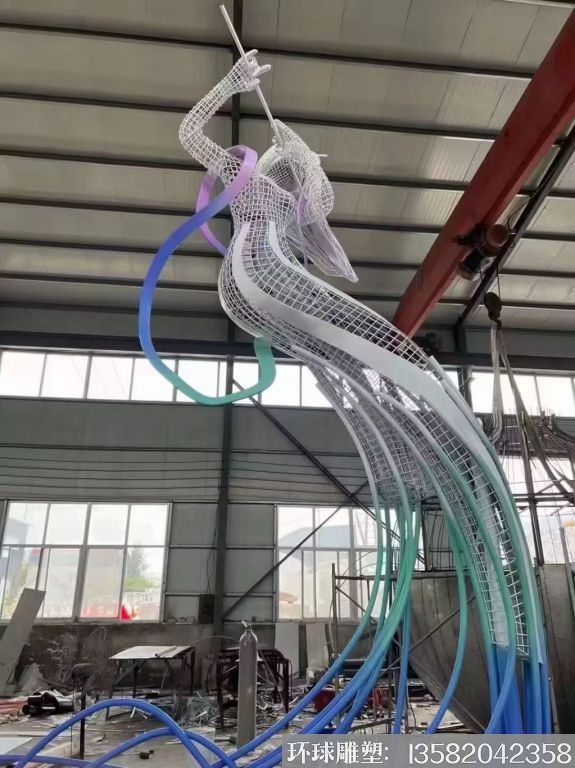 不銹鋼吹笛子女人雕塑